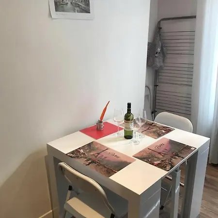 Prelep Stan U Srcu Pariza Kod Trga Republike! Paris